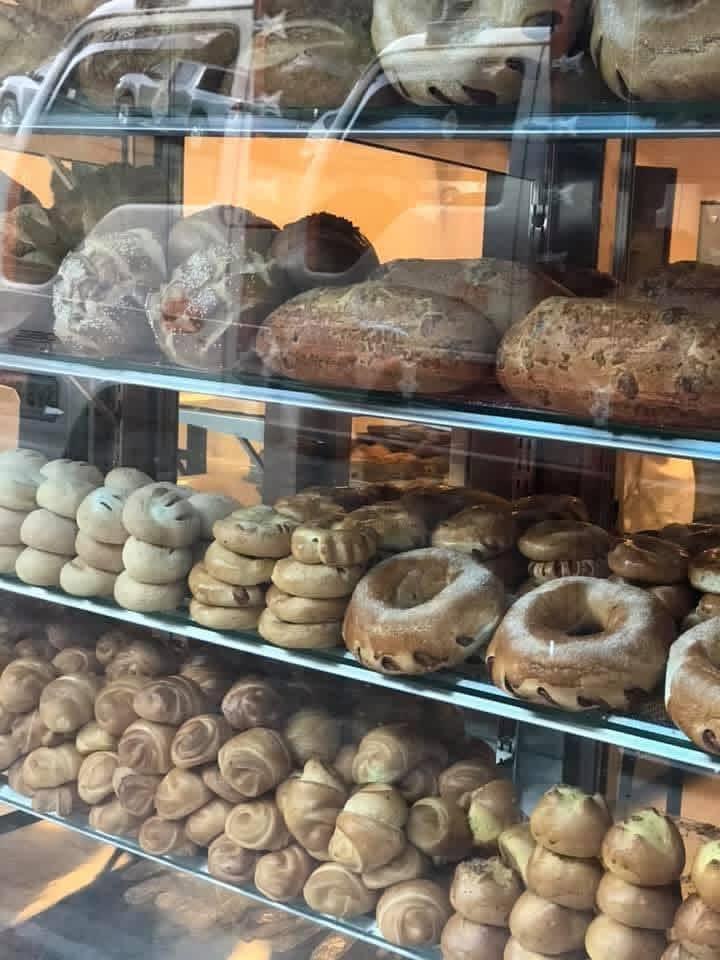 Vitrina de La Torre con roscones, rosquitas y panes del día