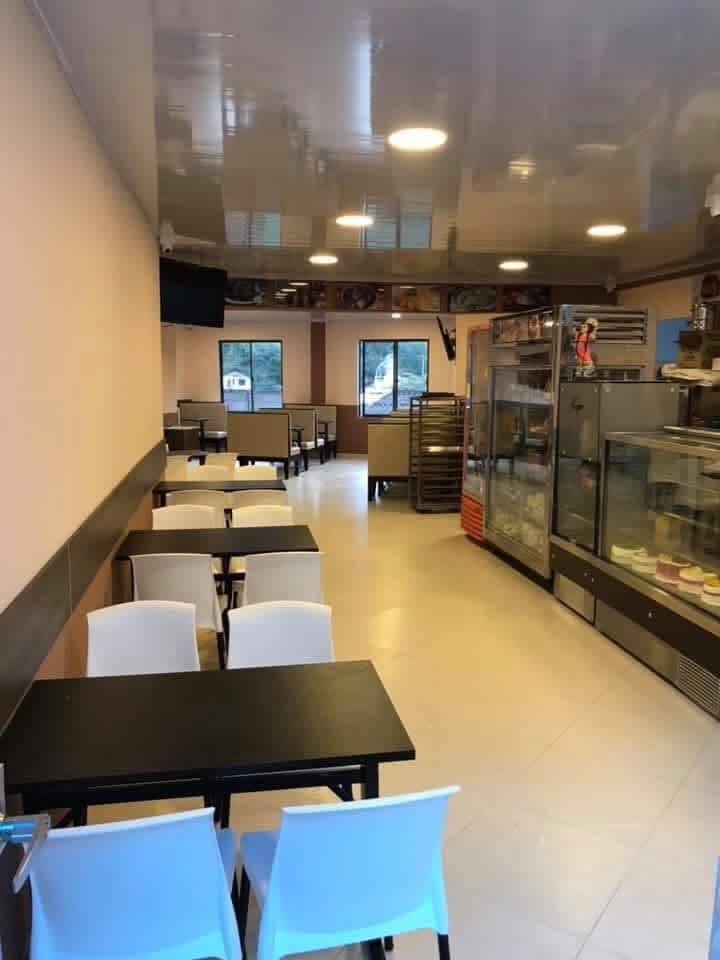 Salón de la cafetería con mesas y sillas