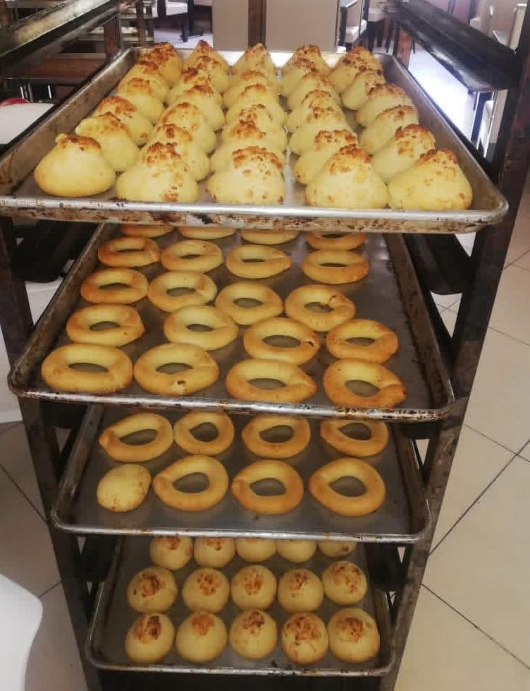 Bandejas de pandebonos y rosquitas recién horneados